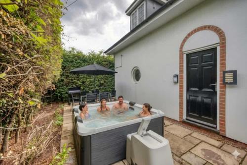 Modern 3BR Home in 2 Nether Hall Near M6 J7 with Hot Tub, Smart TV and Free Parking