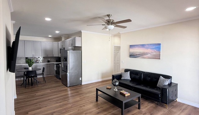 Modern 3BR Home Near DTLA, USC, Beaches and Top Attractions with Free Parking