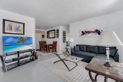 Modern 3BR Home Sleeps 6 Minutes from DT Miami