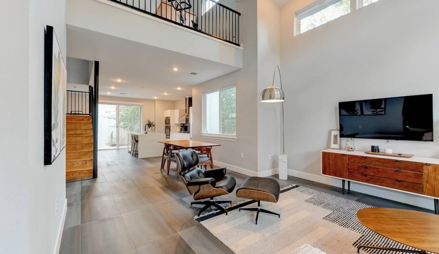 Modern 3BR Home w/Backyard, BBQ grill & Sauna!