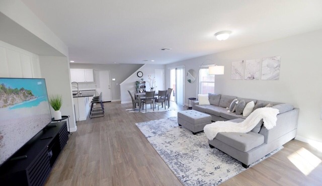 Modern 3BR Home with New Furnishings