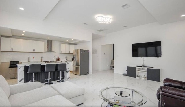 Modern 3BR Home, Yard, Pet Friendly, BBQ Grill & Free Parking