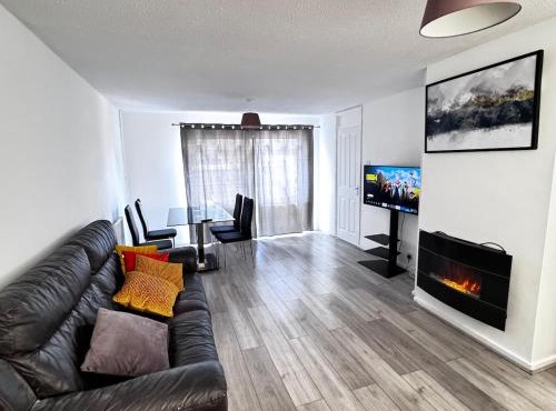 Modern 3BR House with Free Parking