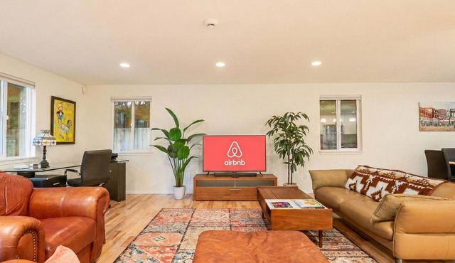 Modern 3BR House with BBQ Yard near Richmond Beach