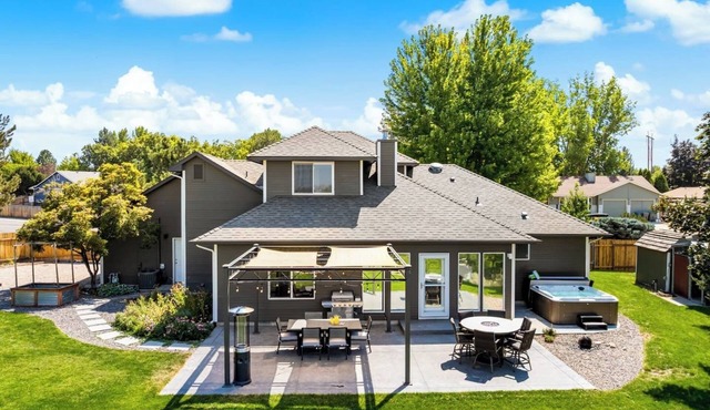 Modern 3BR + loft retreat with hot tub, fire pit, and stunning city/mountain views