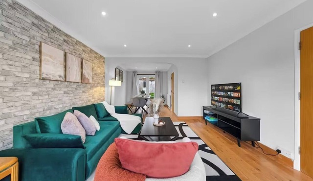 Modern 3BR London Home Pet Friendly with Private Garden Free Parking and WiFi