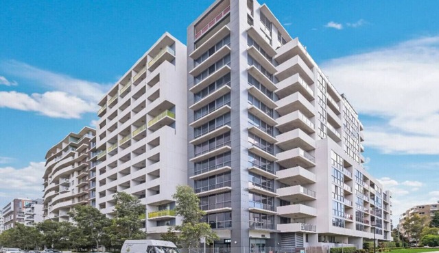 Modern 3BR Mascot Retreat | Walk to Train &Airport