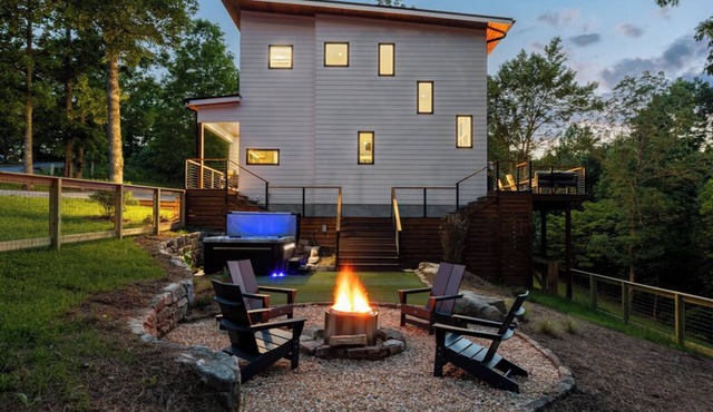 Modern 3BR mountain retreat with hot tub, fireplace, fire pit, and expansive deck. Enjoy vaulted ceilings, peaceful views, and a fenced yard. Perfect for spring getaways, family stays, and relaxing mountain escapes.