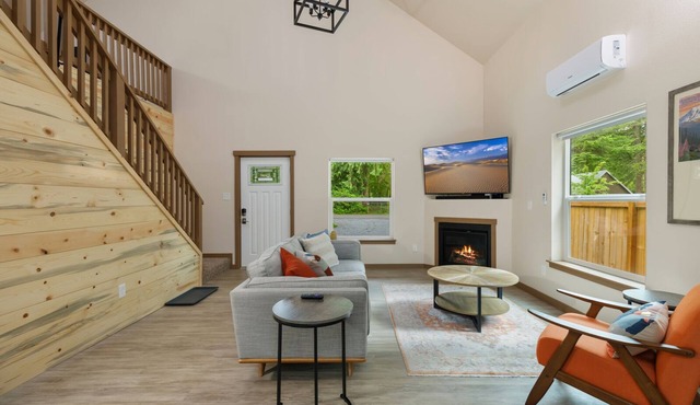 Modern 3BR Mountain Cabin Near Mt. Rainier: Hot Tub, Firepit, Family-Friendly