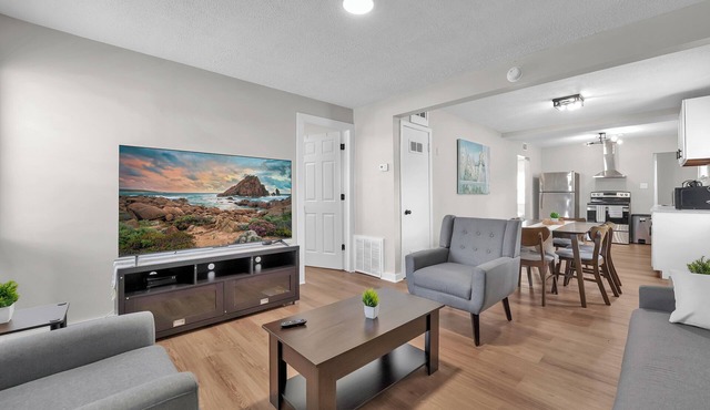 Modern 3BR Near Downtown & Casino, Pet-friendly, Fast Wi-Fi, Laundry