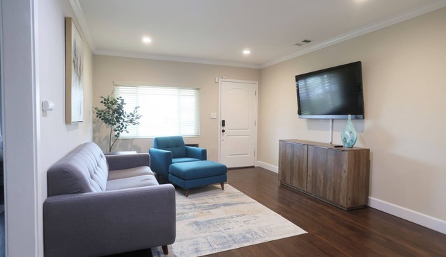 Modern 3BR Near SoFi, Intuit Dome Parking Workspace