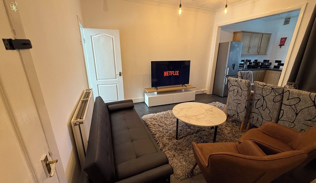 Modern 3BR Near Town Families, Corporate & Contractors Sleeps 10