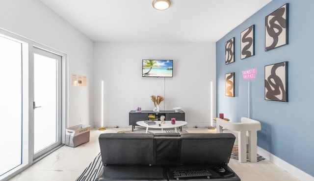 Modern 3BR Near Beaches–Fast WiFi & Spacious Design