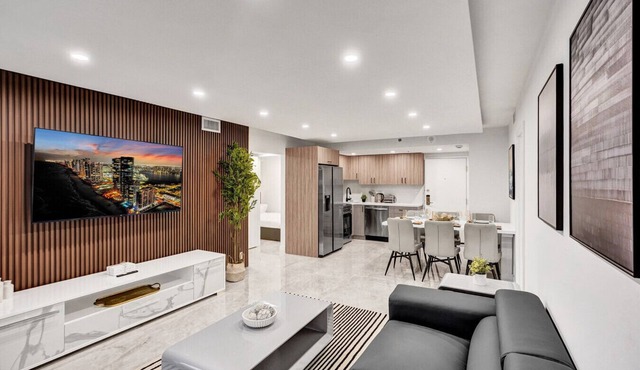 Modern 3BR Ocean-View Condo | Pools, Gym & Sauna 1407