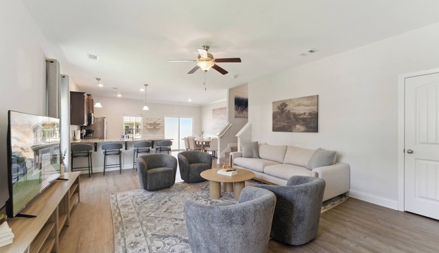 Modern 3BR Pool Gym Near Savannah & Airport Dog Friendly Fenced Yard
