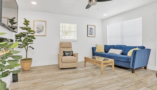 Modern 3BR Pool Home – Heated Pool, Soft-Serve, Pet-Friendly, Sleeps 8