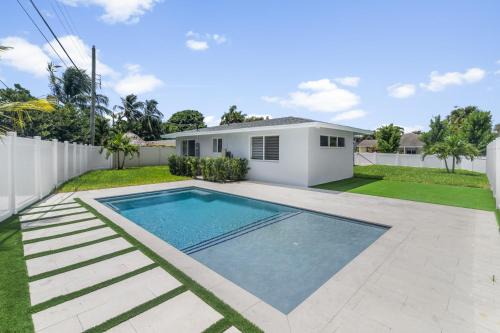 Modern 3BR Pool Home Near Pompano Beach and Pier