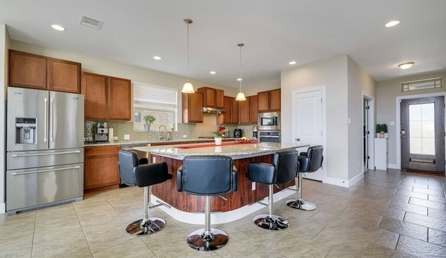 Modern 3BR Retreat | Near Tesla + WiFi | Sleeps 8