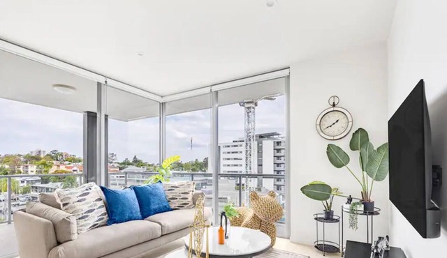 Modern 3BR Riverside APT W/Parking near Shops&Park