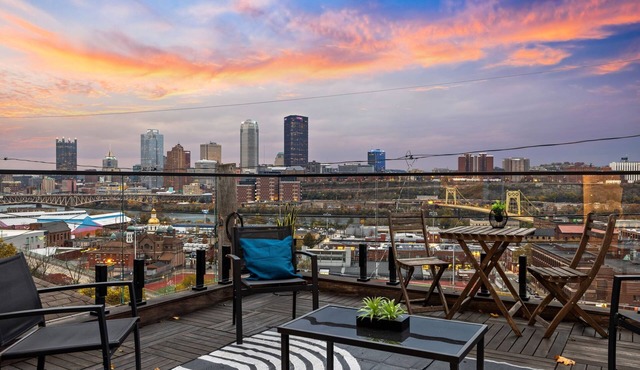 Modern 3BR Skyline Retreat w/Rooftop Deck + Free Parking + Views