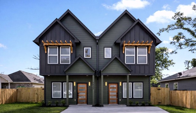 Modern 3BR Sleeps 9 Gated Parking and Yard Fast WiFi 15 Min to Downtown
