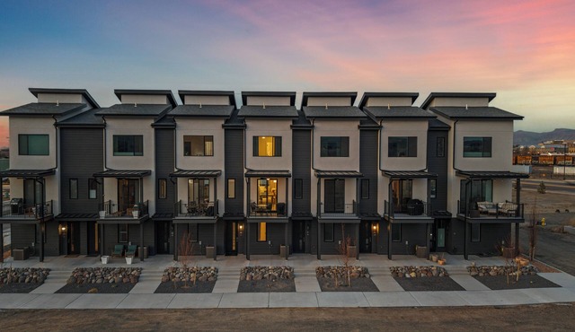Modern 3BR Townhome with Bikes SUPs & Trails