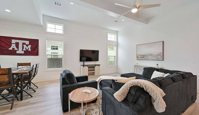 Modern 3BR Townhome Near TAMU