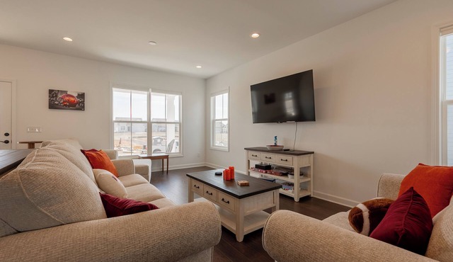 Modern 3BR townhome w/stylish decor, balcony, laundry, & workspace near VT & downtown.