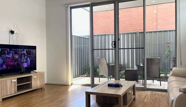 Modern 3BR Townhouse Near Shopping & CBD