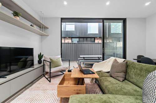 Modern 3BR Townhouse Near Adelaide CBD Workspace & Parking