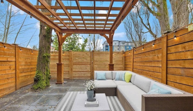 Modern 3BR Townhouse Patio & Pet-Friendly Comfort