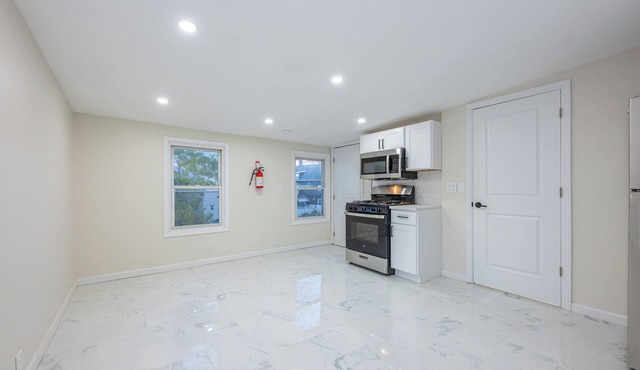 Modern 3BR - Train Station & Downtown 2 mins walk