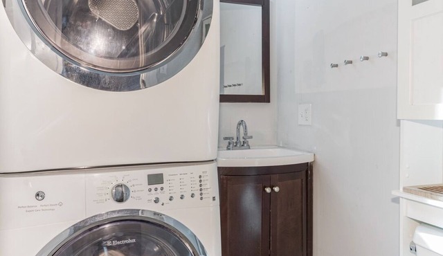 Modern 3BR w/a home offices 10 min walk from T