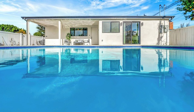Modern 3BR W/King Bed, Gated Pool & BBQ Oasis