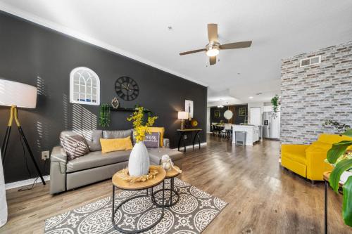 Modern 3BR2BA Pools, Gym Near Airport #5