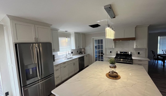 Modern 4/2.5 with 5 beds, close to stores/interstates, perfect for work crews
