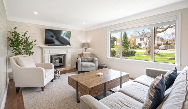 Modern 4 Bdrm 8 Guests Niagara Home steps to Old Town, theatres & restaurants