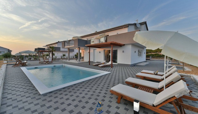 Modern 4 BD villa with heated pool for up to 8 guests
