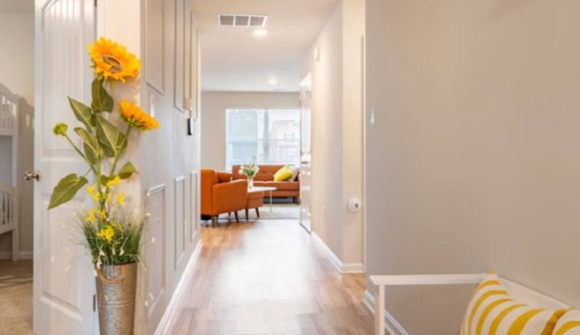 Modern 4 bdr with King size bed Patio and Late Checkout!