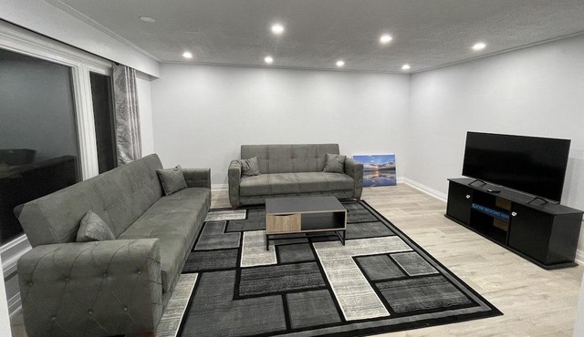 Modern 4 bdrm cottage at Lake Simcoe!