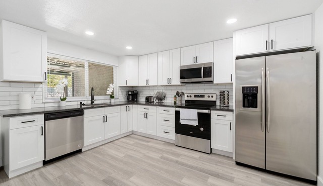 MODERN 4 BED 2 BATH GIGANTIC LUX HOME W/POOL