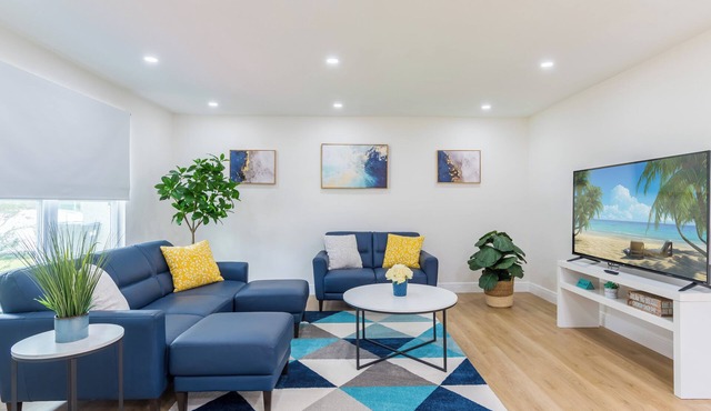 Modern 4 Bed 2 Bath home with a pool, King bed sleeps 10 in Orlando close to UCF