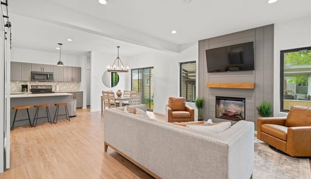 Modern 4 Bed/3.5 Bath Farmhouse Steps to Downtown CF!