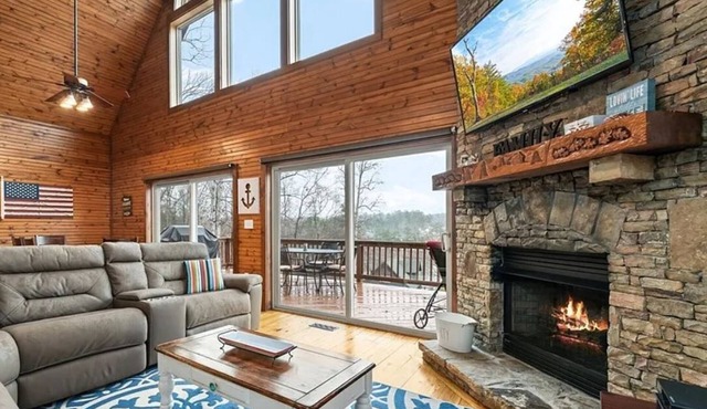 Modern 4 bed 3.5 bath Cabin: Lake Keowee views! Near Clemson!