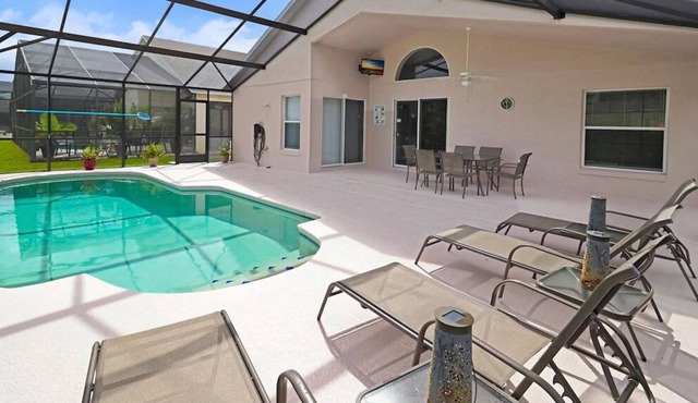 Modern 4 Bed, 3 Bath Villa In Gated Community, Close to Disney, Sleeps 10