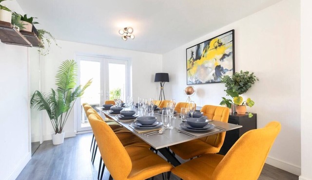 Modern 4 Bed 3 Bath Home Close to the Town Centre