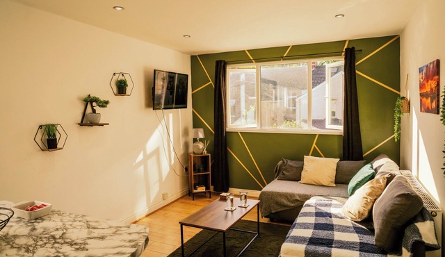 Modern 4 Bed Apartment w/Parking, Near City