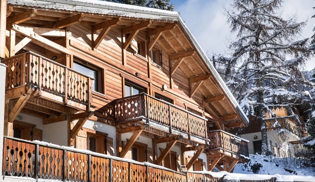 Modern 4 bed Chalet, Hot tub, Stunning views of Morzine, easy access to Avoriaz