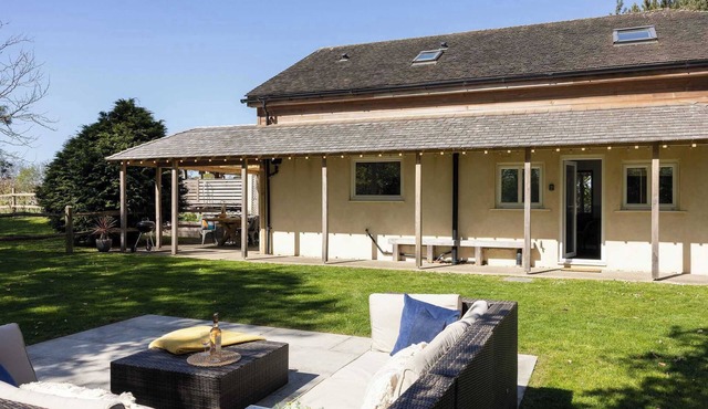 Modern 4-Bed Countryside Retreat with Garden