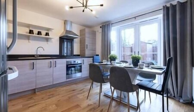 Modern 4-Bed Edinburgh House with Private Parking at City Centre